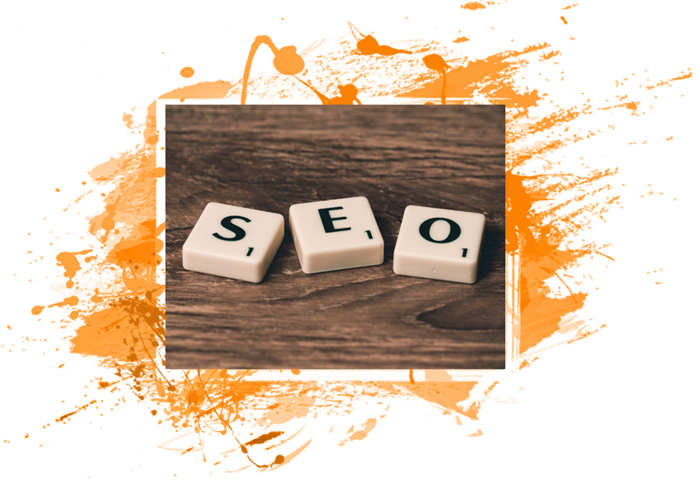 Vediamo una scritta composta con le lettere dello scarabeo su un tavolo di legno: SEO - Search Engine Optimization